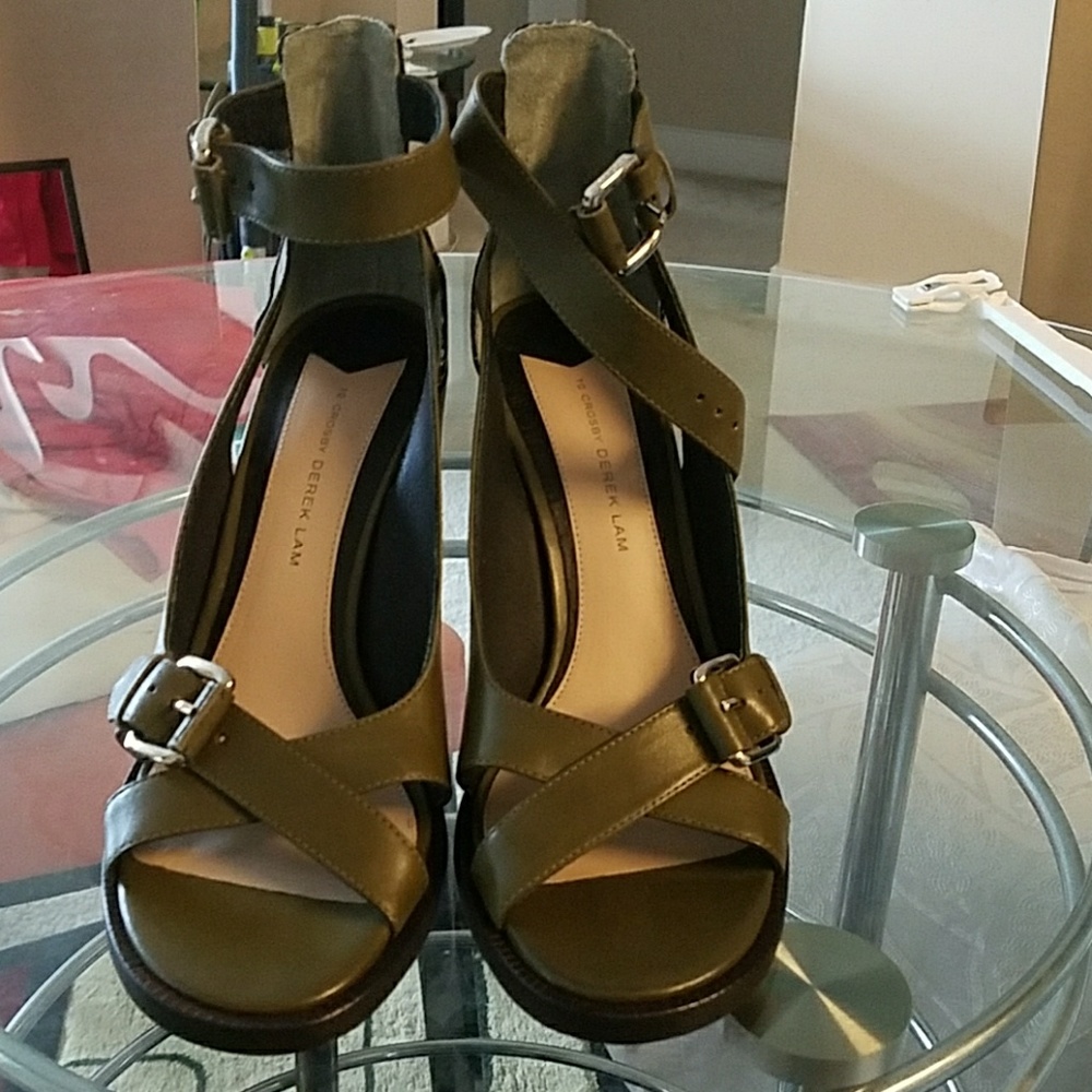 10 Crosby green sandal